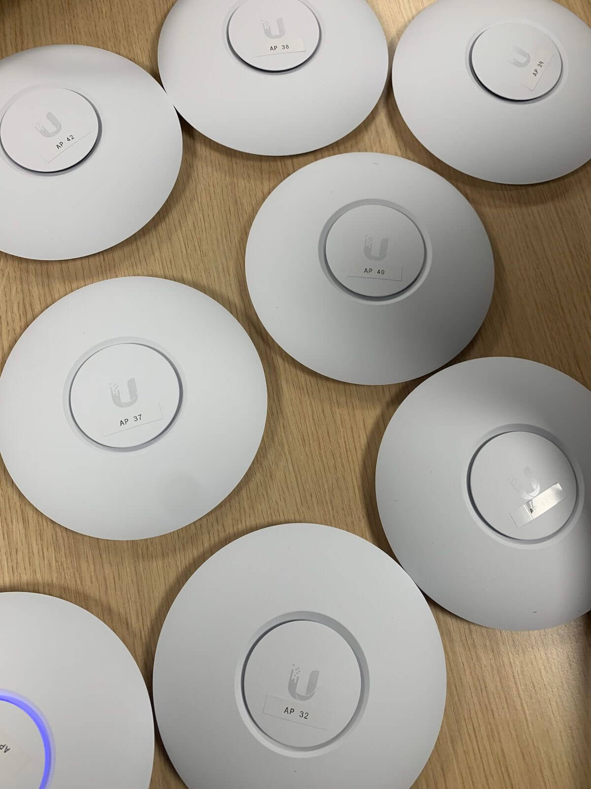 Rij wifi-zenders op tafel, elk voorzien van een eigen nummer