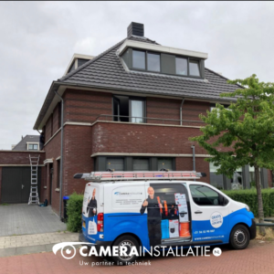 Bus van CameraInstallatie.nl staat voor een woning met een dakkapel
