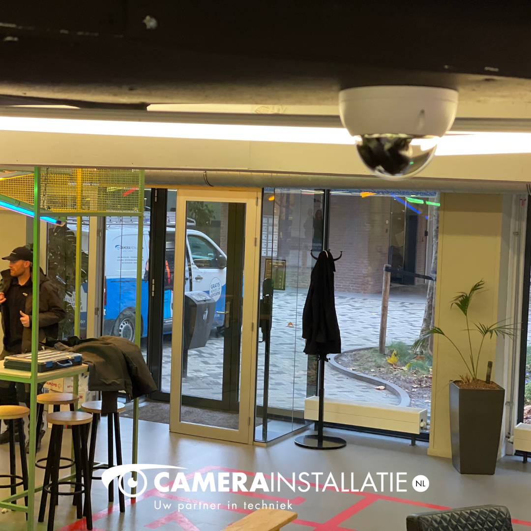 Witte domecamera aan het plafond van een showroom