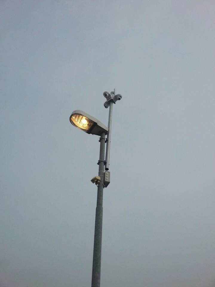 Camerapaal met meerdere camerakoppen naast elkaar boven een straatarmatuur