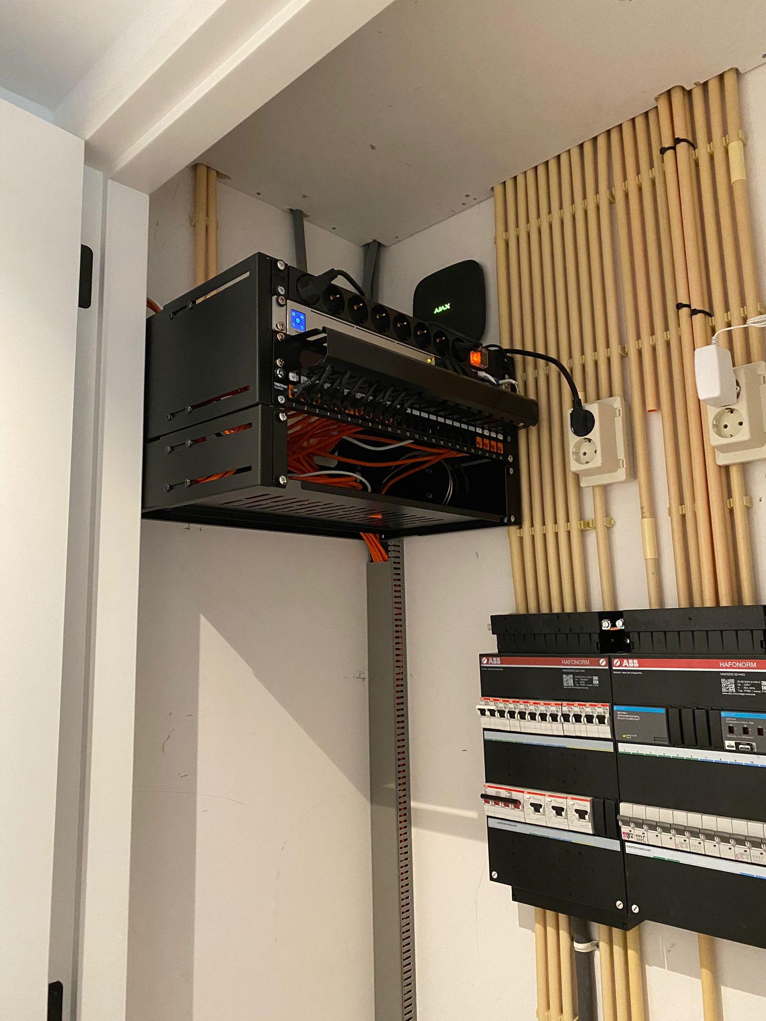 Meterkast met de apparatuur netjes naast de groepenkast gemonteerd