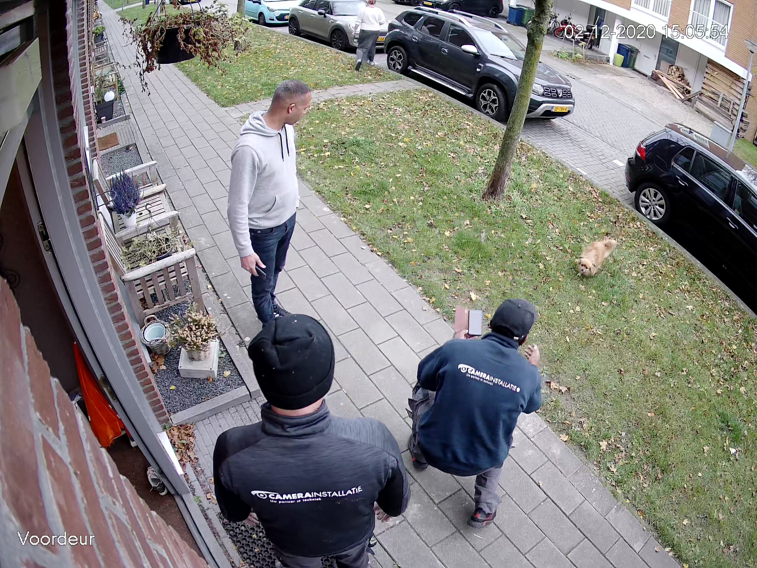 Voordeur van een woning met zicht op de plek waar pakketten worden neergezet