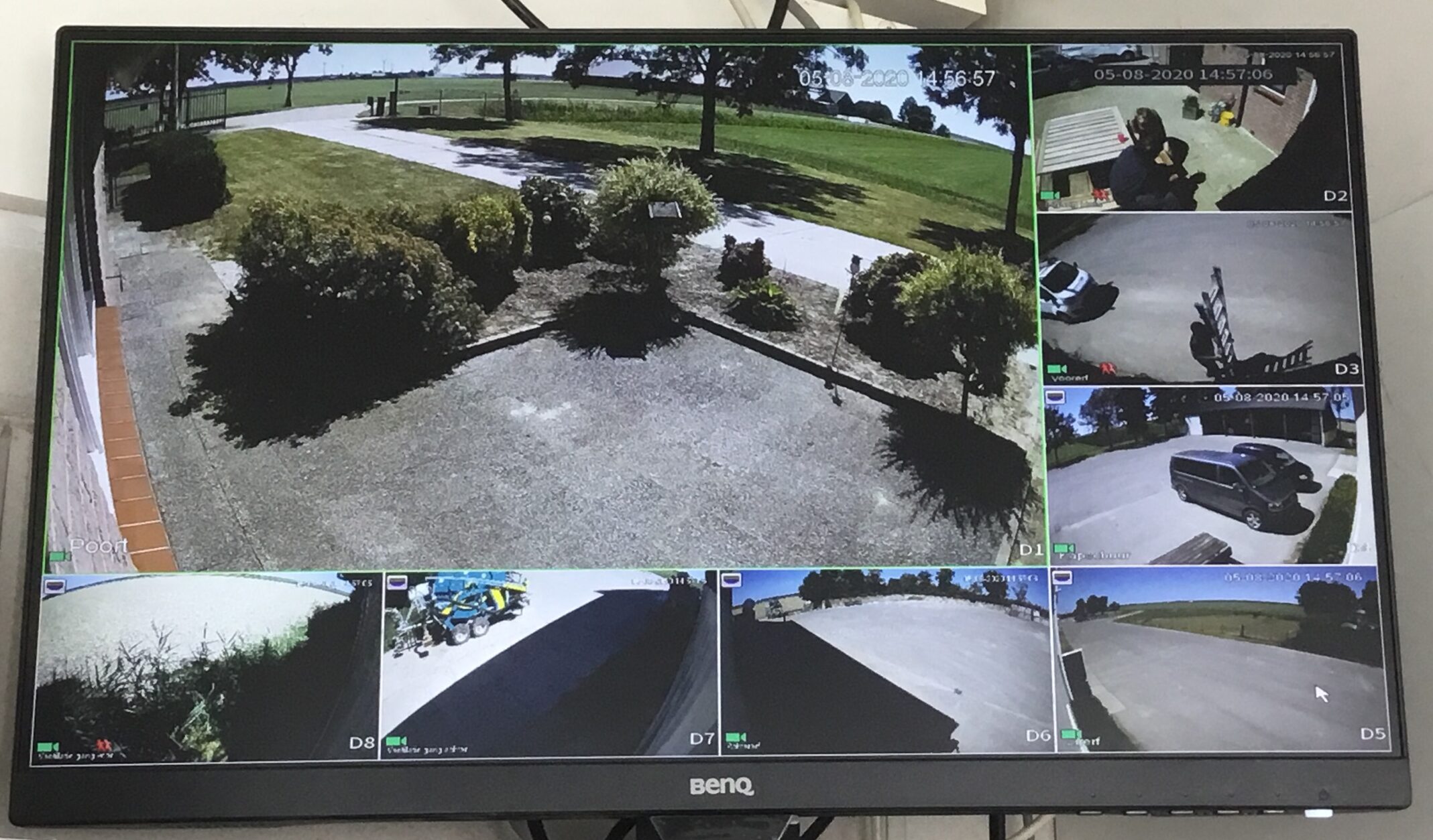 Monitor in de woning met acht camerabeelden van het erf naast elkaar