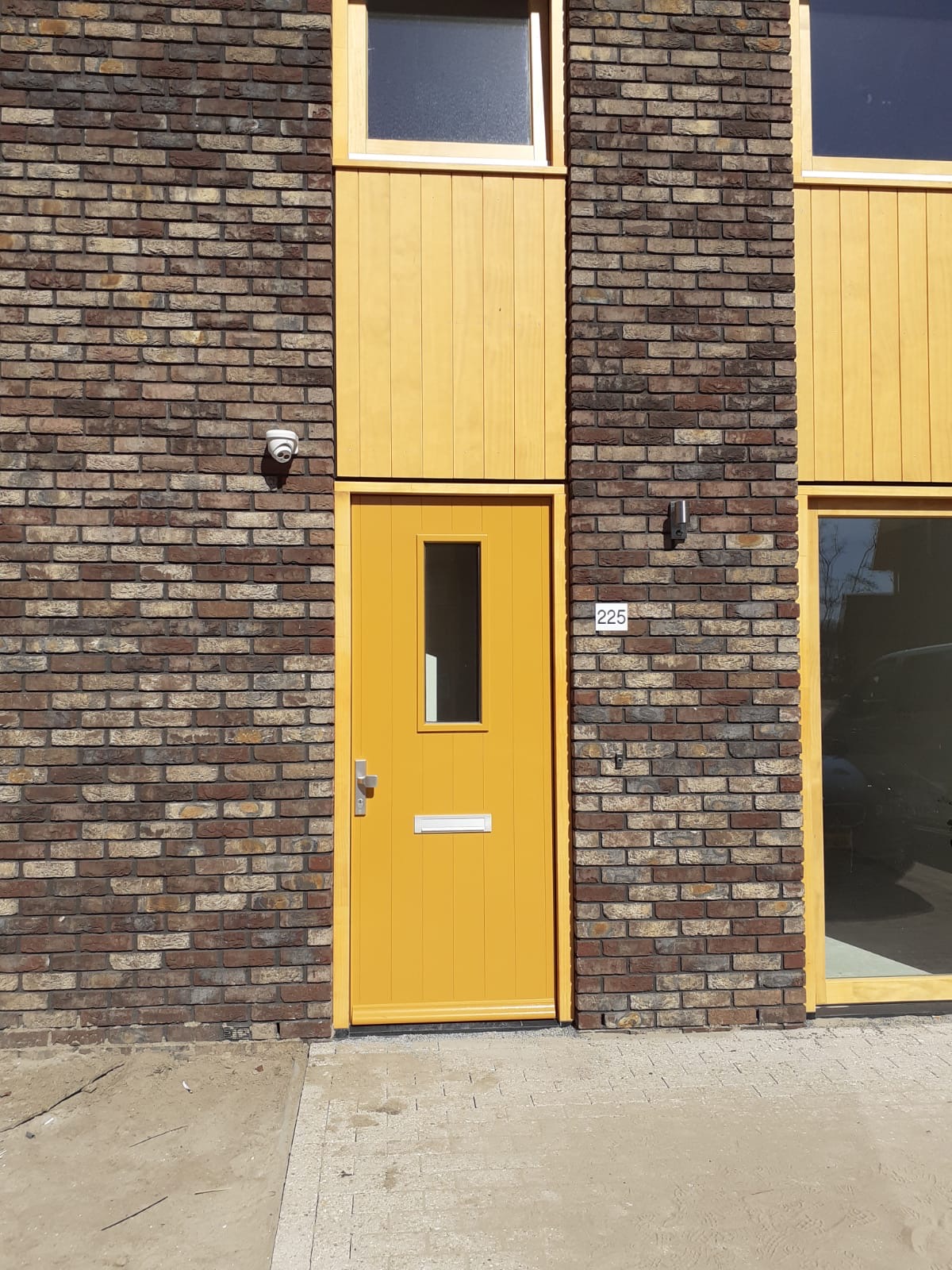 Kleine camera naast de voordeur van een woning