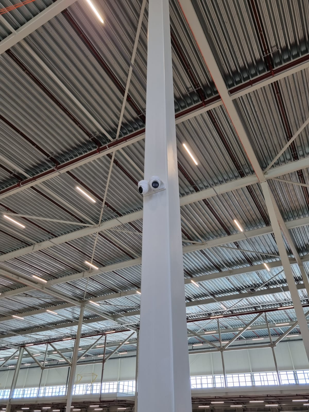 Camera hoog op een stalen kolom met vrij zicht over de hele bedrijfshal