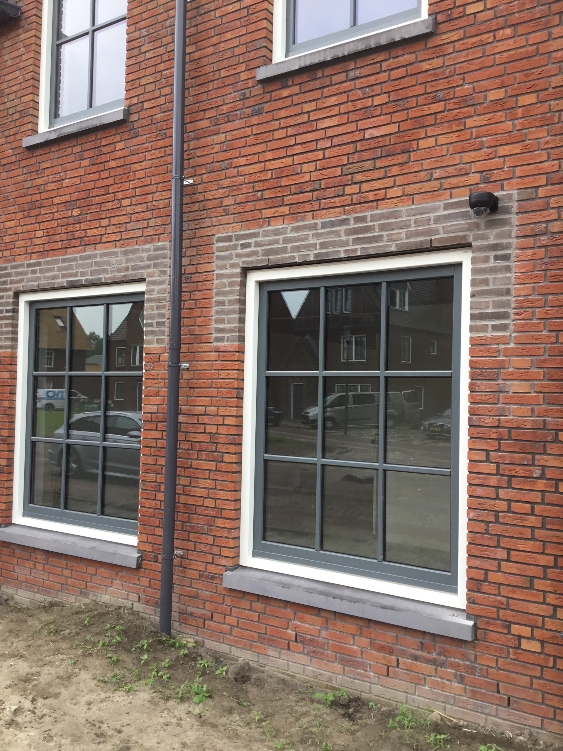 Beveiligingscamera strak gemonteerd op de gevel van een nieuwbouwpand