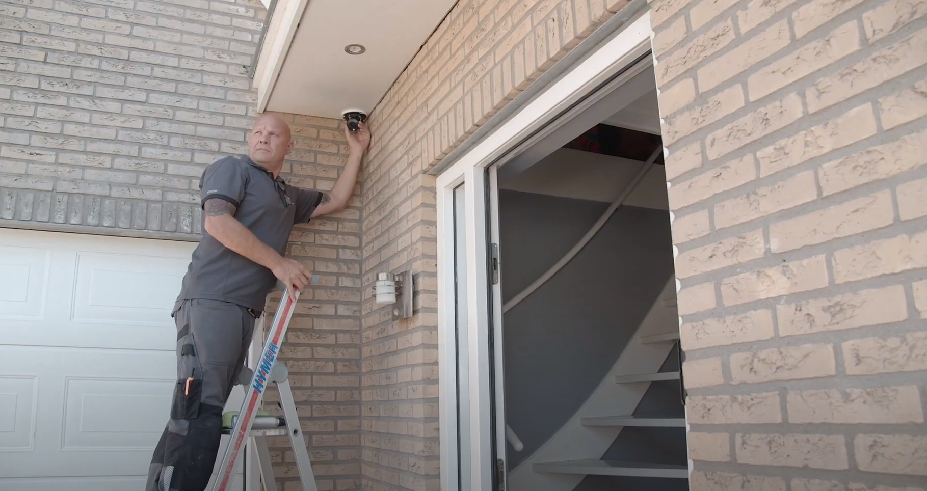 man die camera ophangt