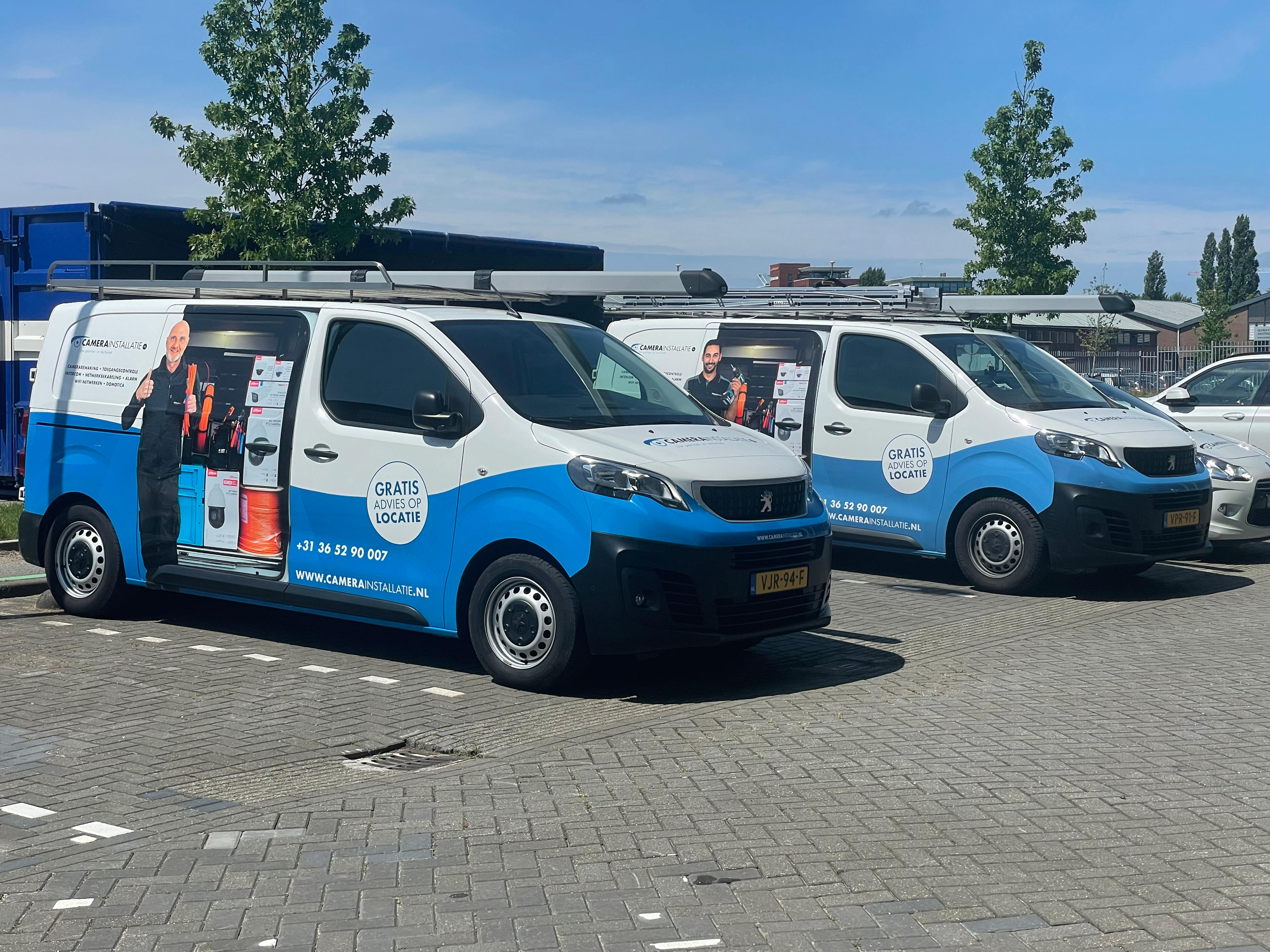 Werkbussen van CameraInstallatie.nl op de parkeerplaats