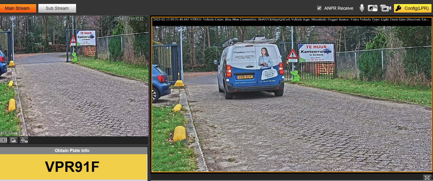 Schermbeeld waarop de camera het kenteken van een bestelbus bij de inrit herkent