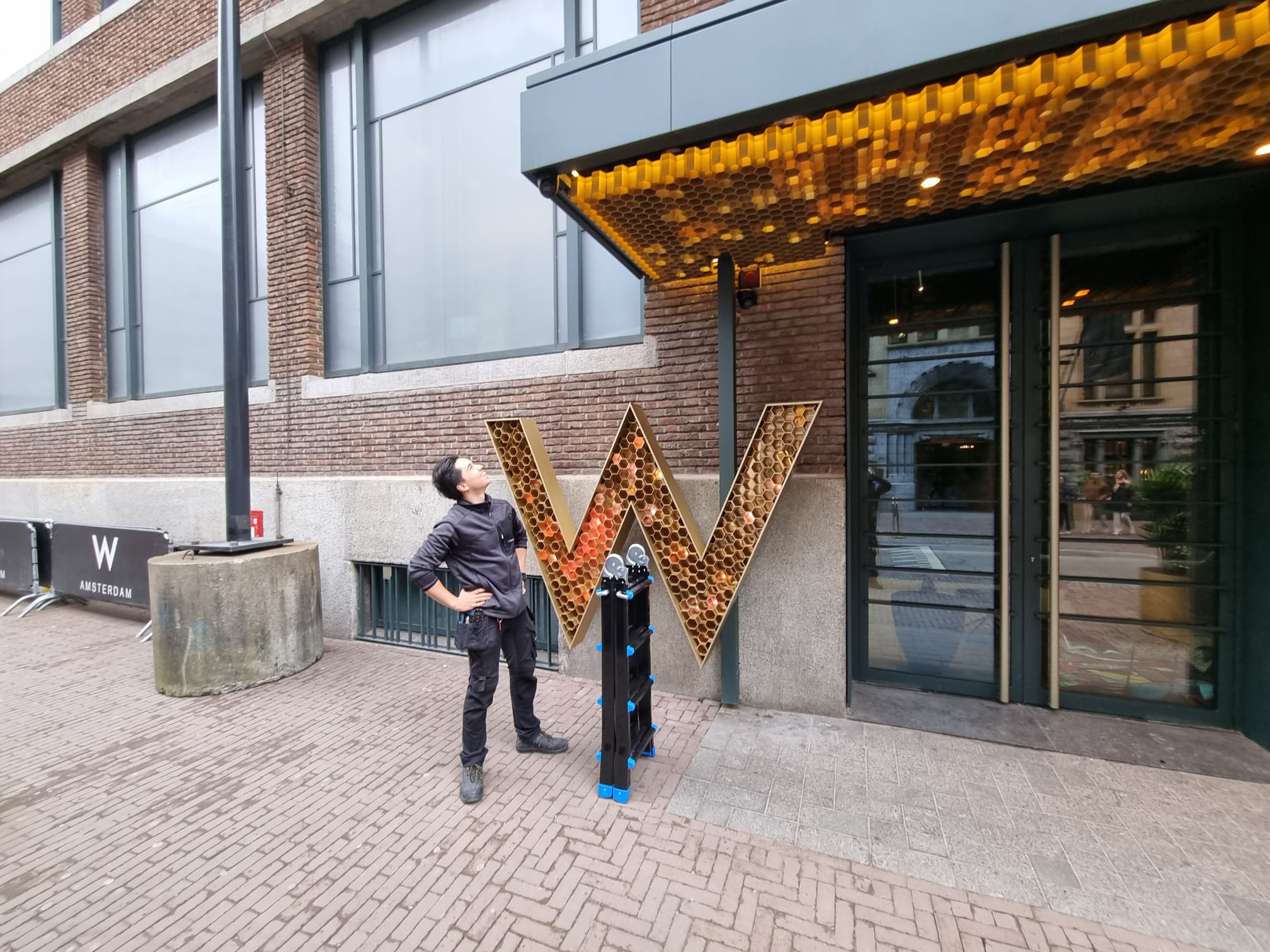 4K-camerabewaking aan de gevel van het W Hotel in Amsterdam