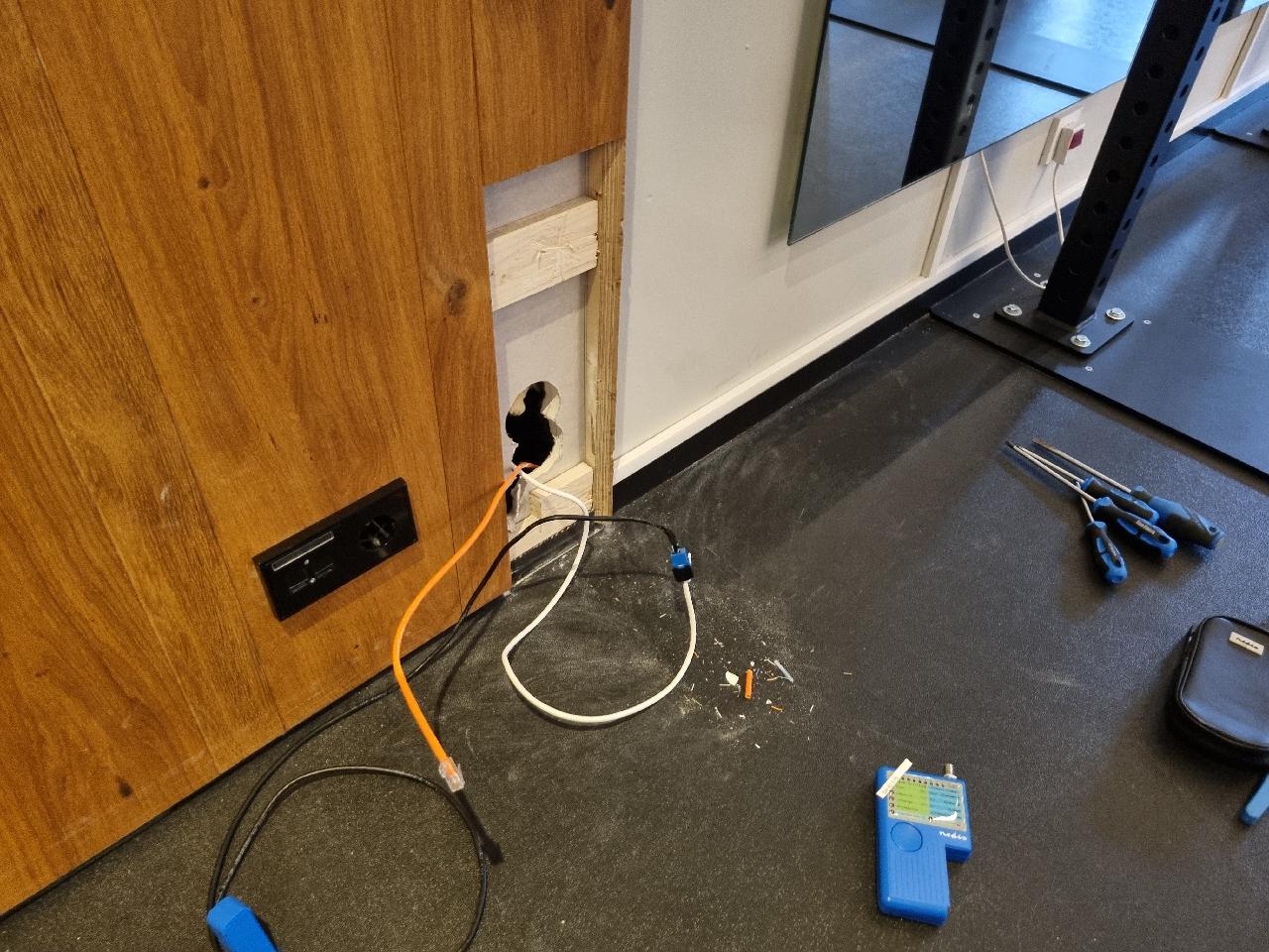 Buitencamera onder de overkapping bij de ingang van een hotel