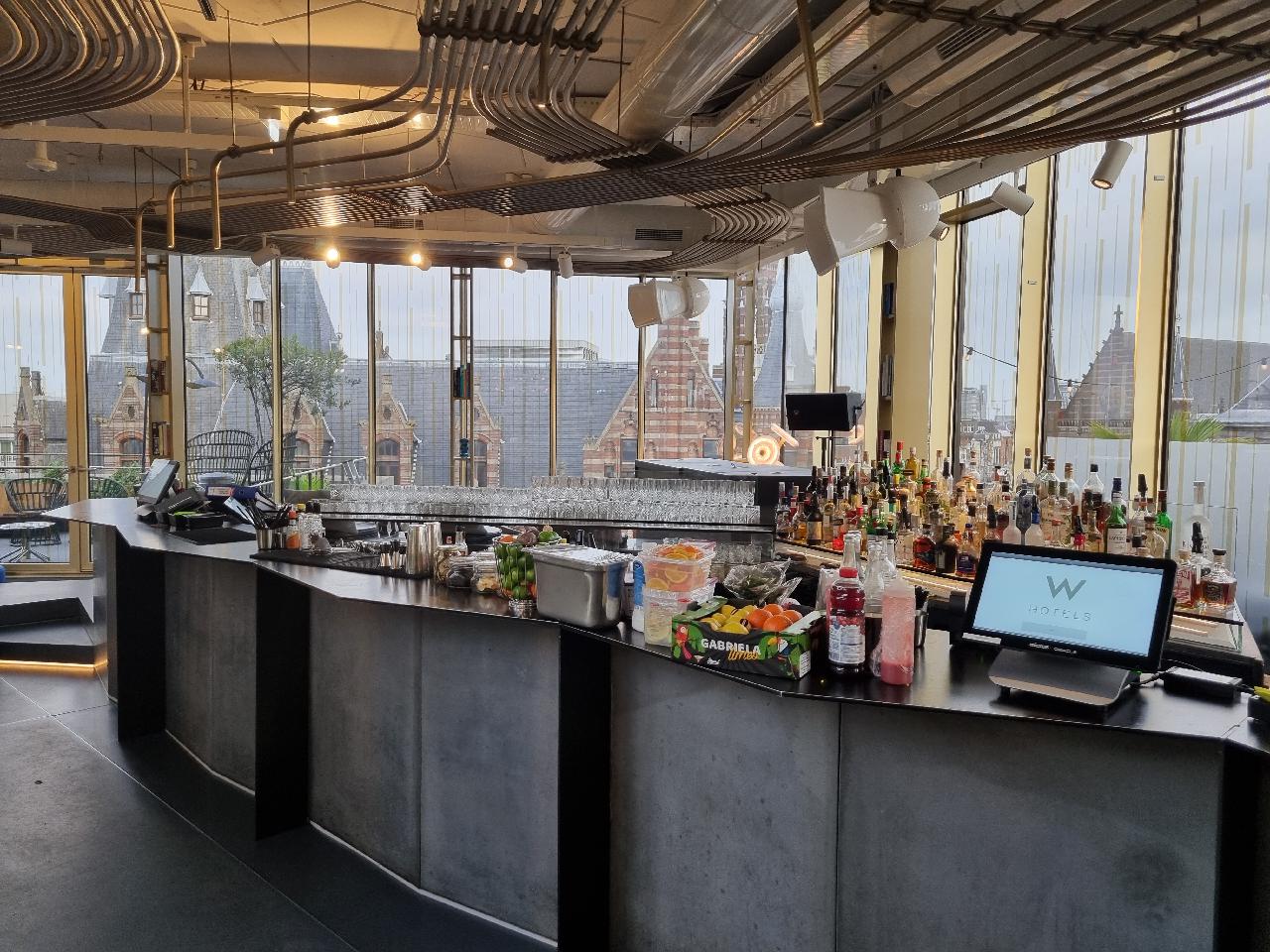 Camerabewaking boven de bar van het W Hotel in Amsterdam