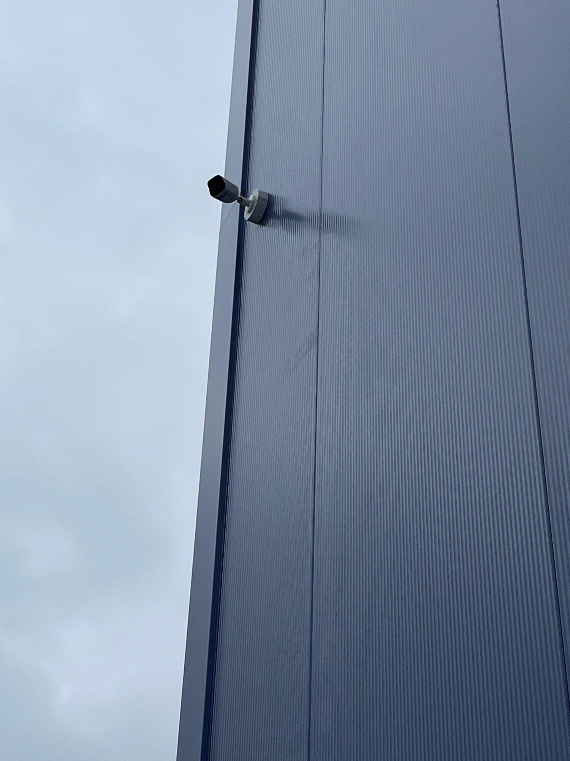Camera onder de luifel bij de laad- en loszone van het industriepand