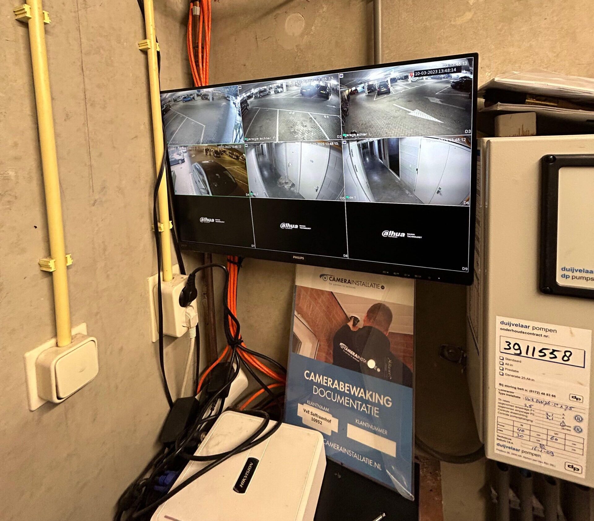 Scherm met zes camerabeelden van de garage en de bergingen in de technische ruimte