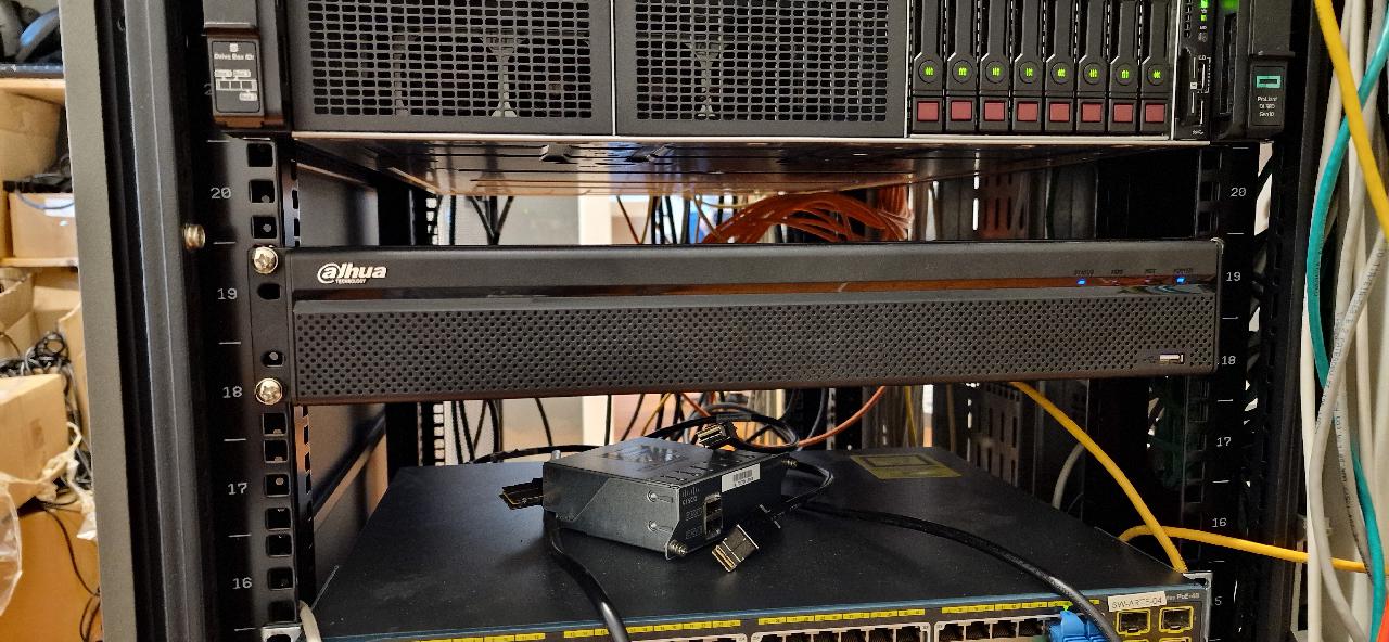 Zware Dahua harddisk-recorder gemonteerd in een 19-inch netwerkrack, met server en netwerkswitch