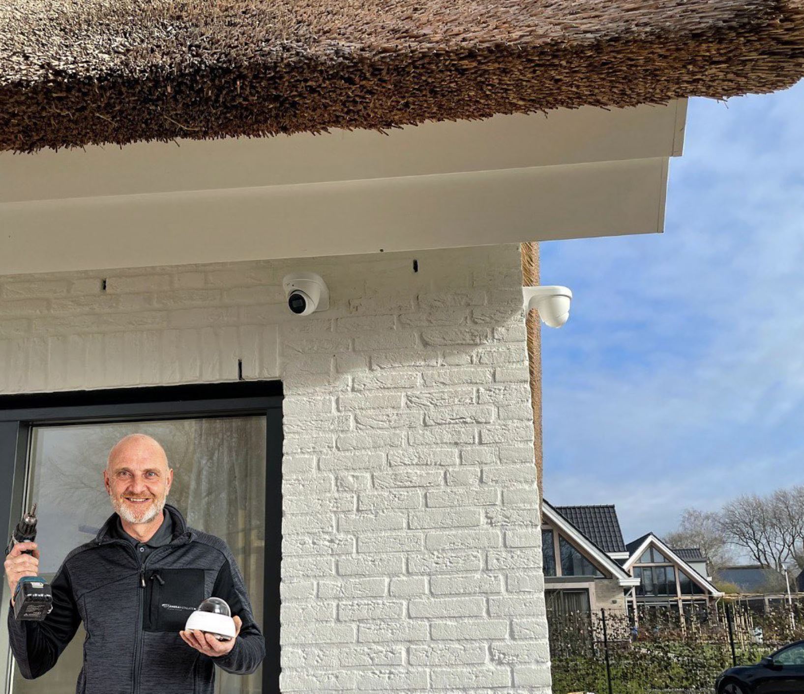 Full-color camera onder de dakrand van een woning met rieten kap
