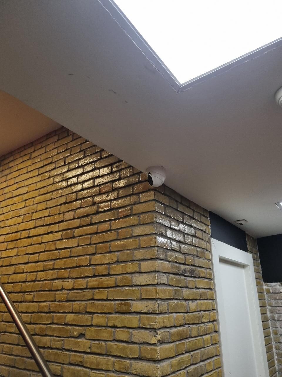 Domecamera aan het plafond boven een trappenhuis met zicht op de looproute, niet op de kamerdeuren