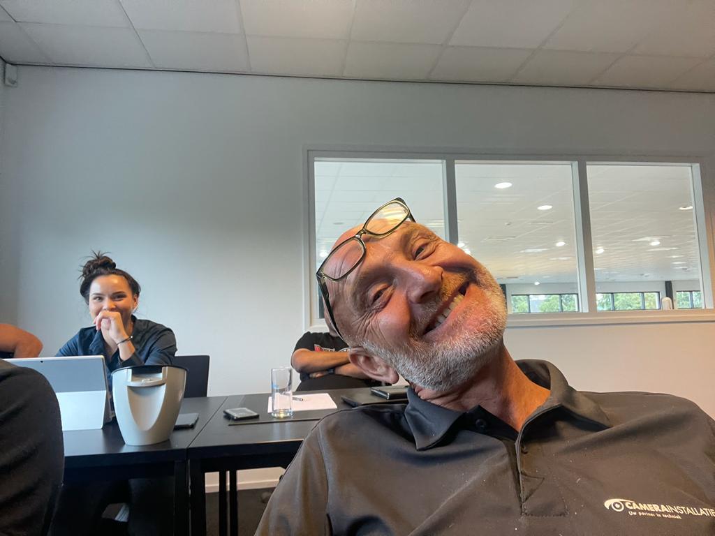 Ons team volgt op kantoor een fabriekstraining over de alarmapparatuur