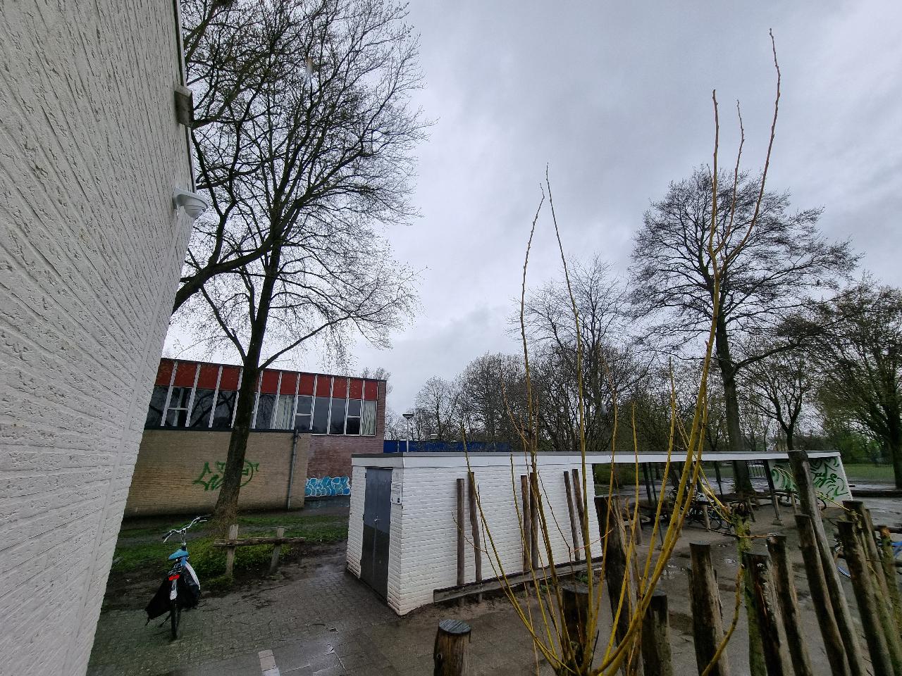 Vanaf de hoek over het plein en de fietsen