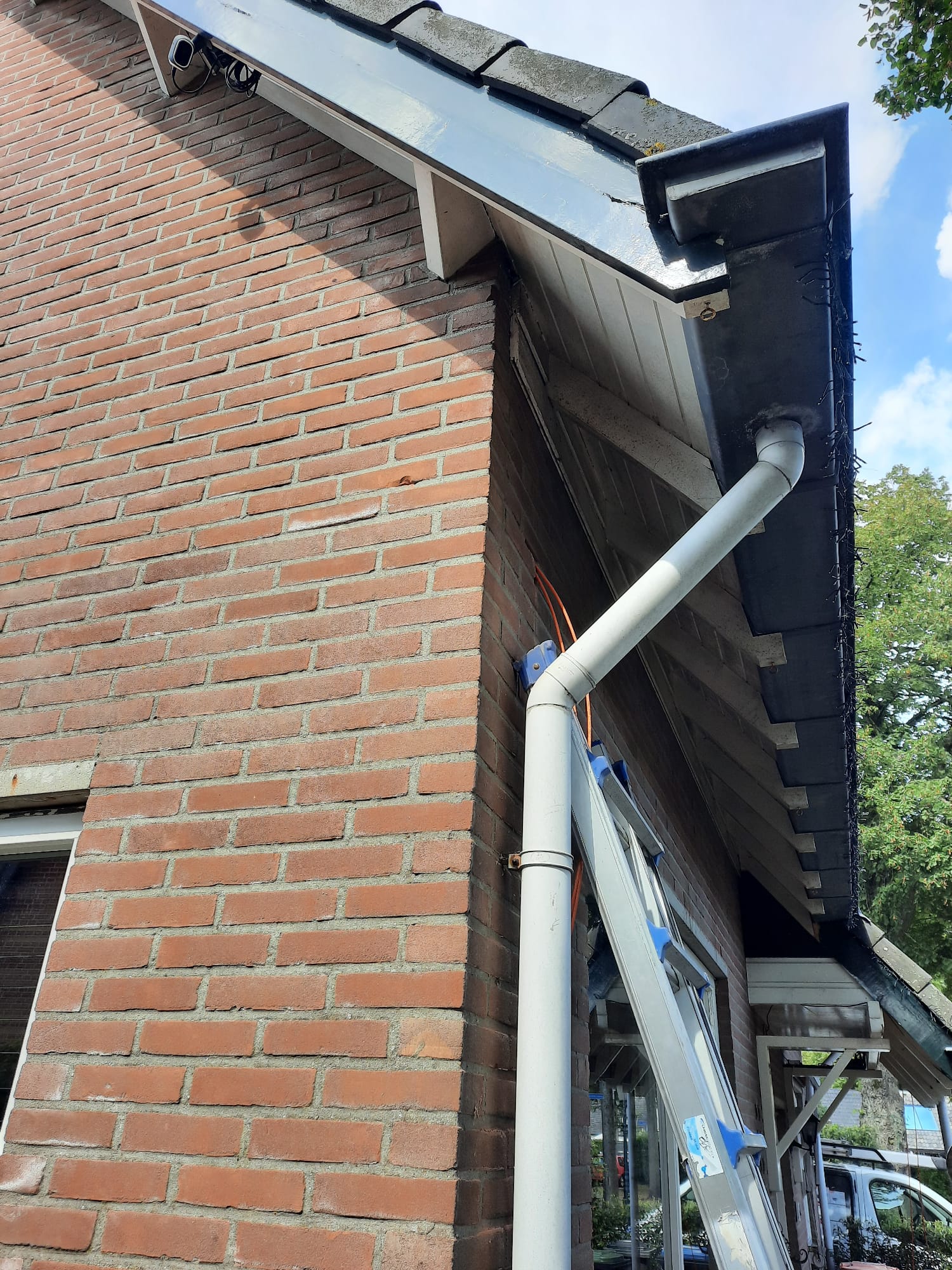 Netwerkkabel netjes weggewerkt langs de regenpijp en dakrand op de locatie van de egelopvang