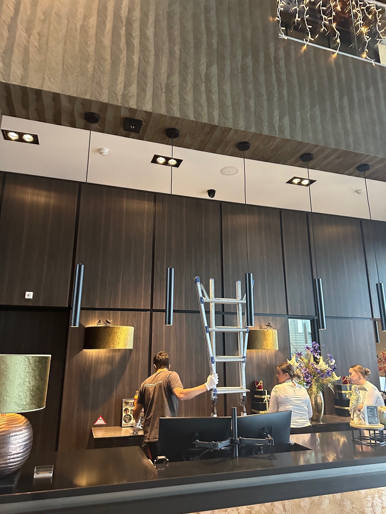 Werk aan de camera's in de lobby van een Van der Valk-hotel
