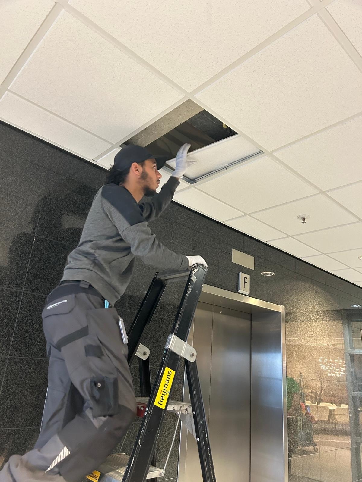 Opgeleverde domecamera's aan het plafond bij een vestiging van Van der Valk