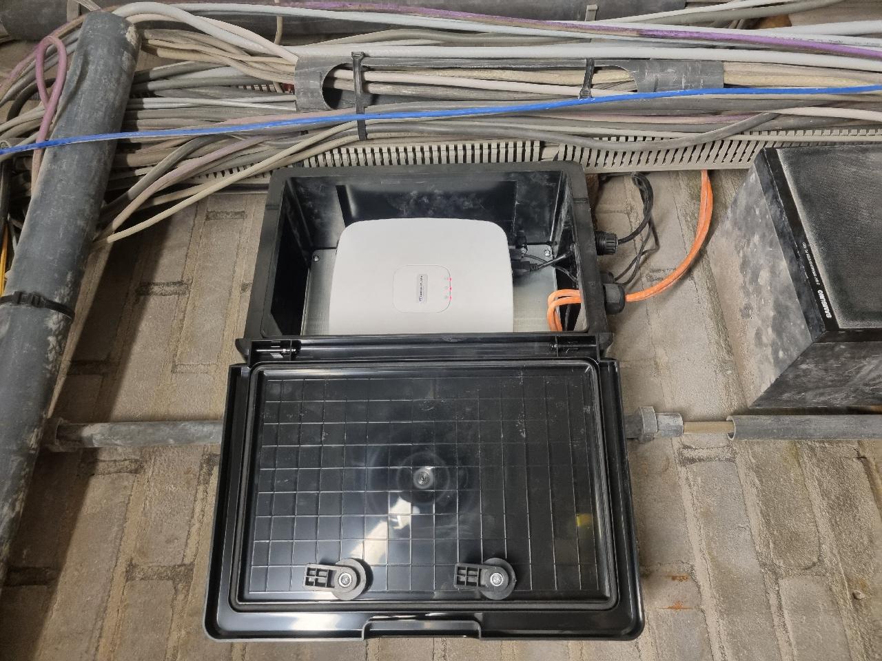 Apparatuur van het camerasysteem netjes weggewerkt in een afgesloten systeemkast met bekabeling erboven