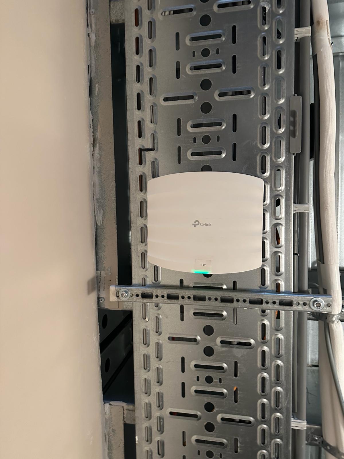 Wifi-accesspoint netjes in de kabelgoot boven de hotelgang