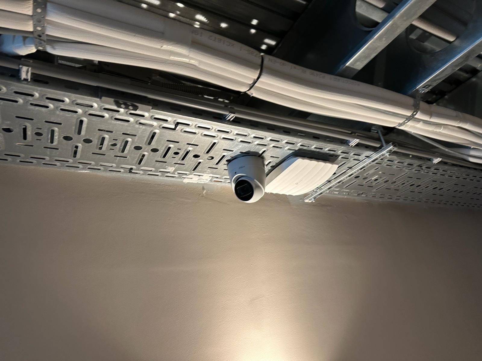 Camera en bekabeling strak weggewerkt langs de kabelgoot