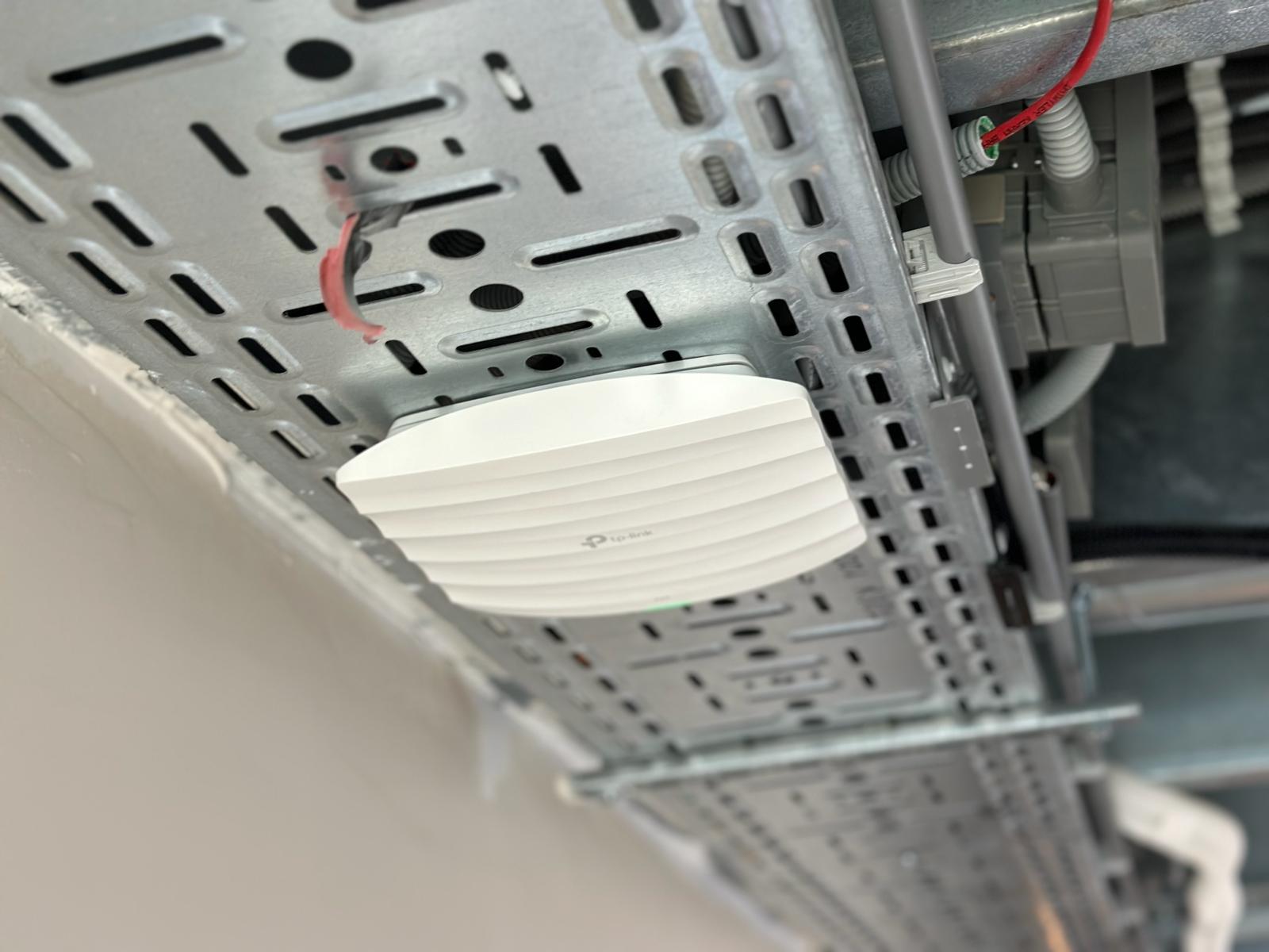 Camerabekabeling netjes over de kabelgoot langs het plafond