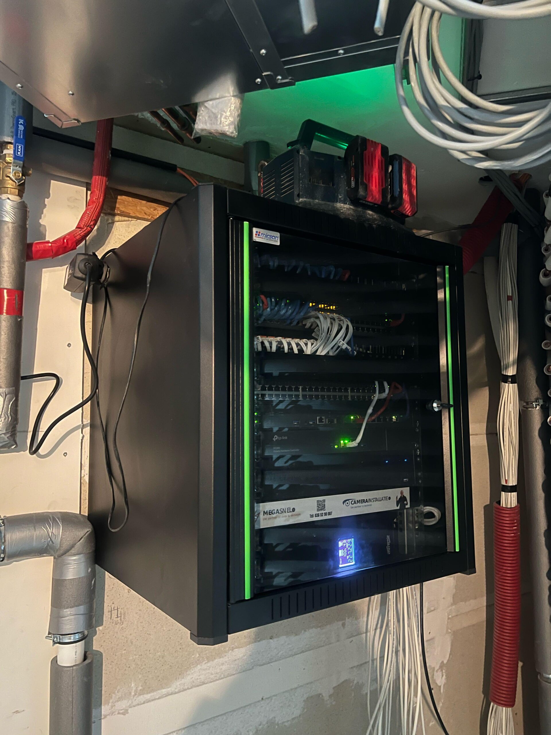 Afgewerkte patchkast met de recorder van het hotelsysteem