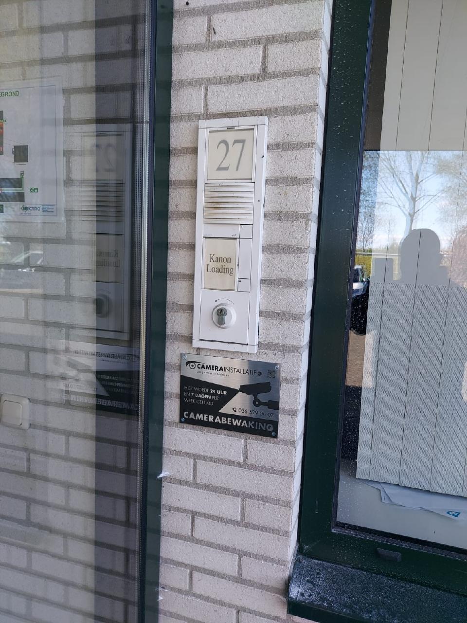 Servermachine met een sticker van CameraInstallatie gemonteerd in een 19-inch serverrack, blauw statuslampje aan