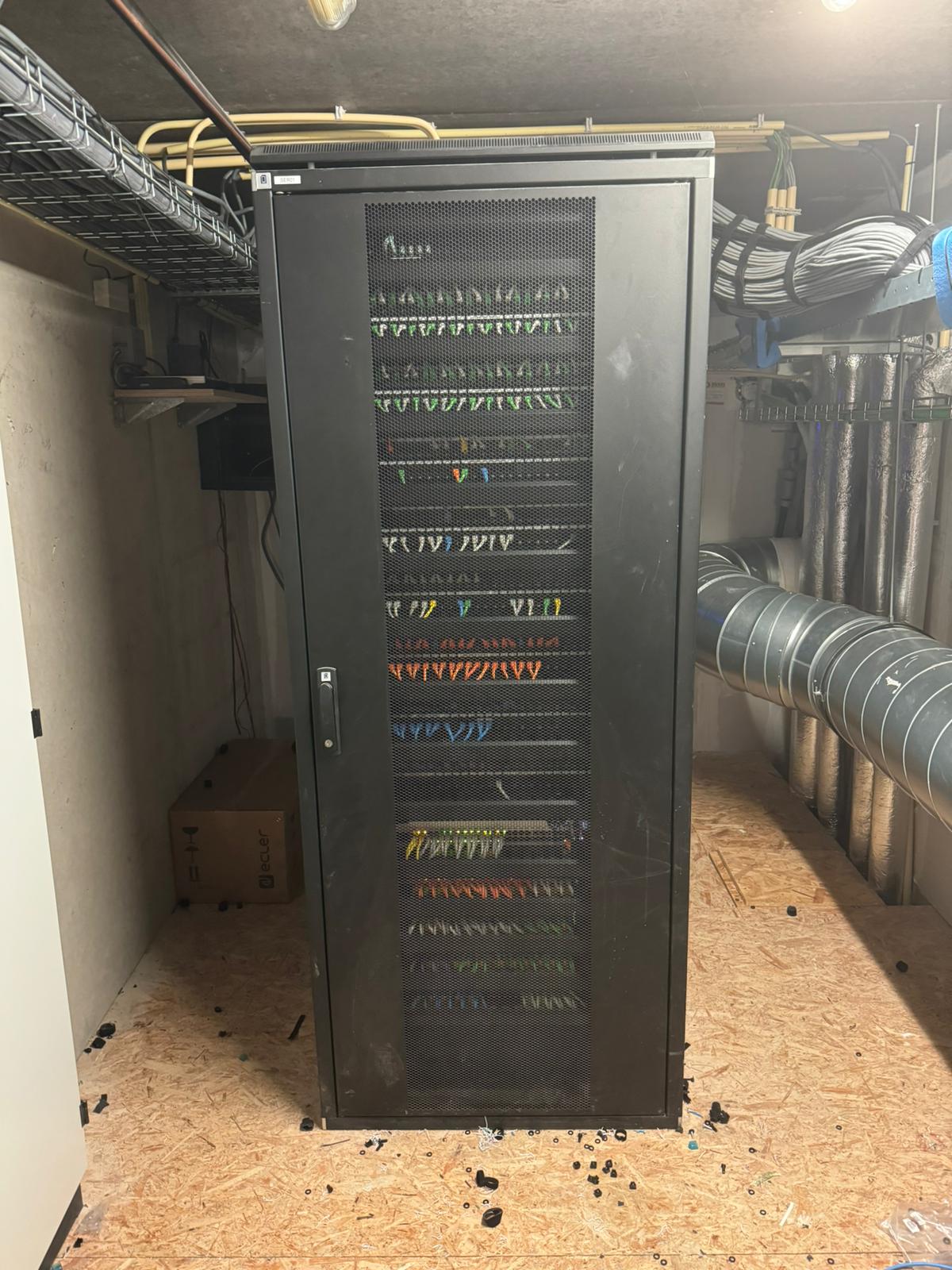 Netjes ingerichte patchkast met de bekabeling en apparatuur van het camerasysteem