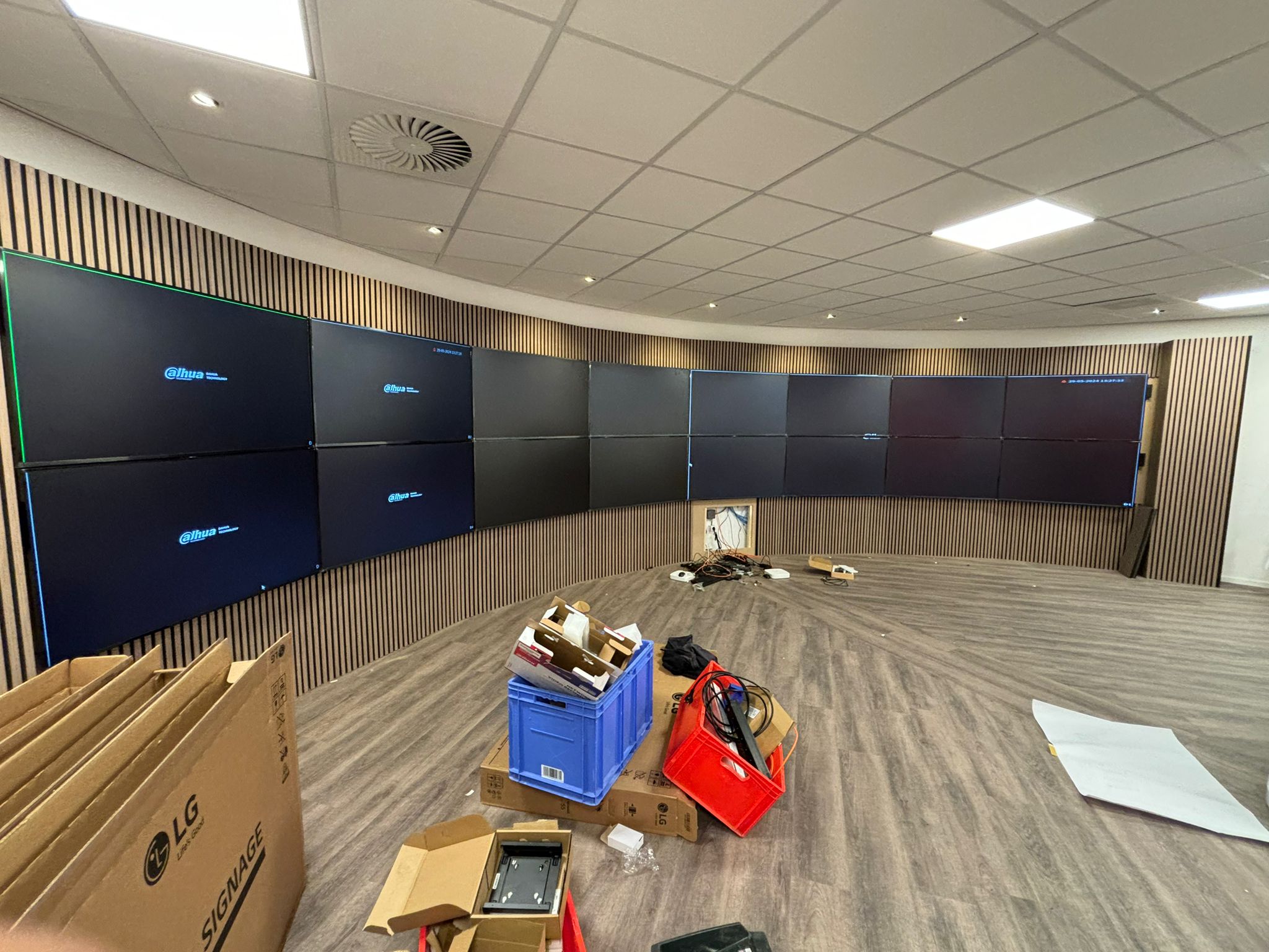 De zestien schermen tonen tijdens het opstarten het opstartlogo van de camerastream, met signage-dozen op de vloer ervoor