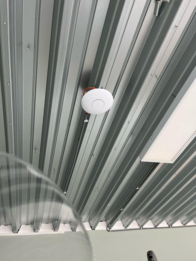 Netwerkinstallatie in een fabriek en magazijn