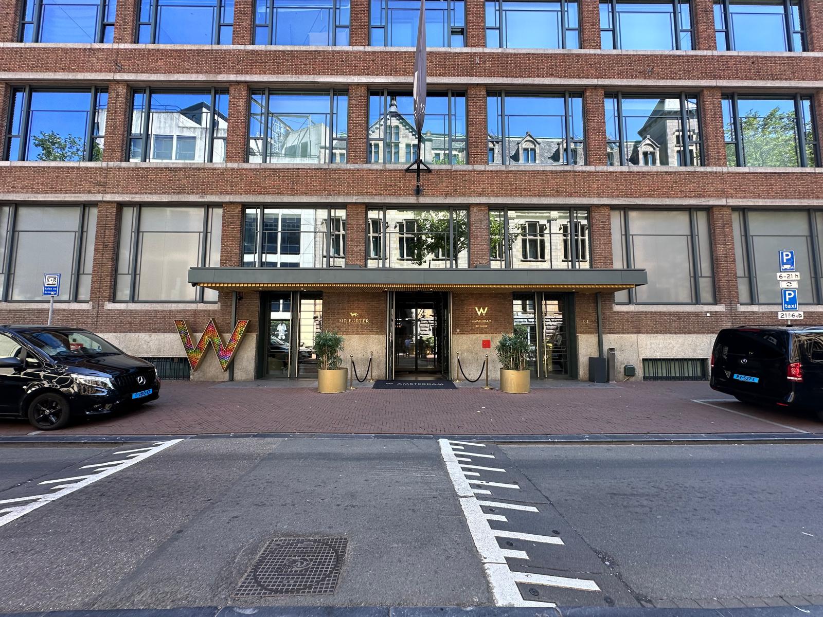 De entree van een hotel waar gasten, personeel en leveranciers in- en uitlopen