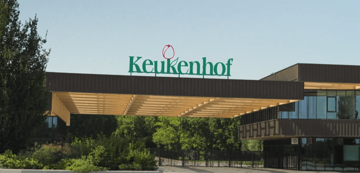 De entree van de Keukenhof in Lisse met het groene Keukenhof-logo boven de houten overkapping