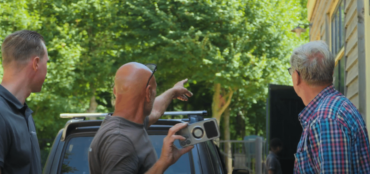 Adviseur en monteurs van CameraInstallatie bespreken op locatie bij de Keukenhof waar de camera's komen