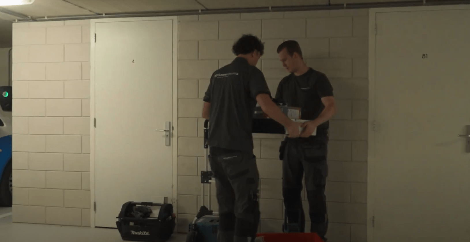 Monteurs nemen bij de bergingen samen de tekening door