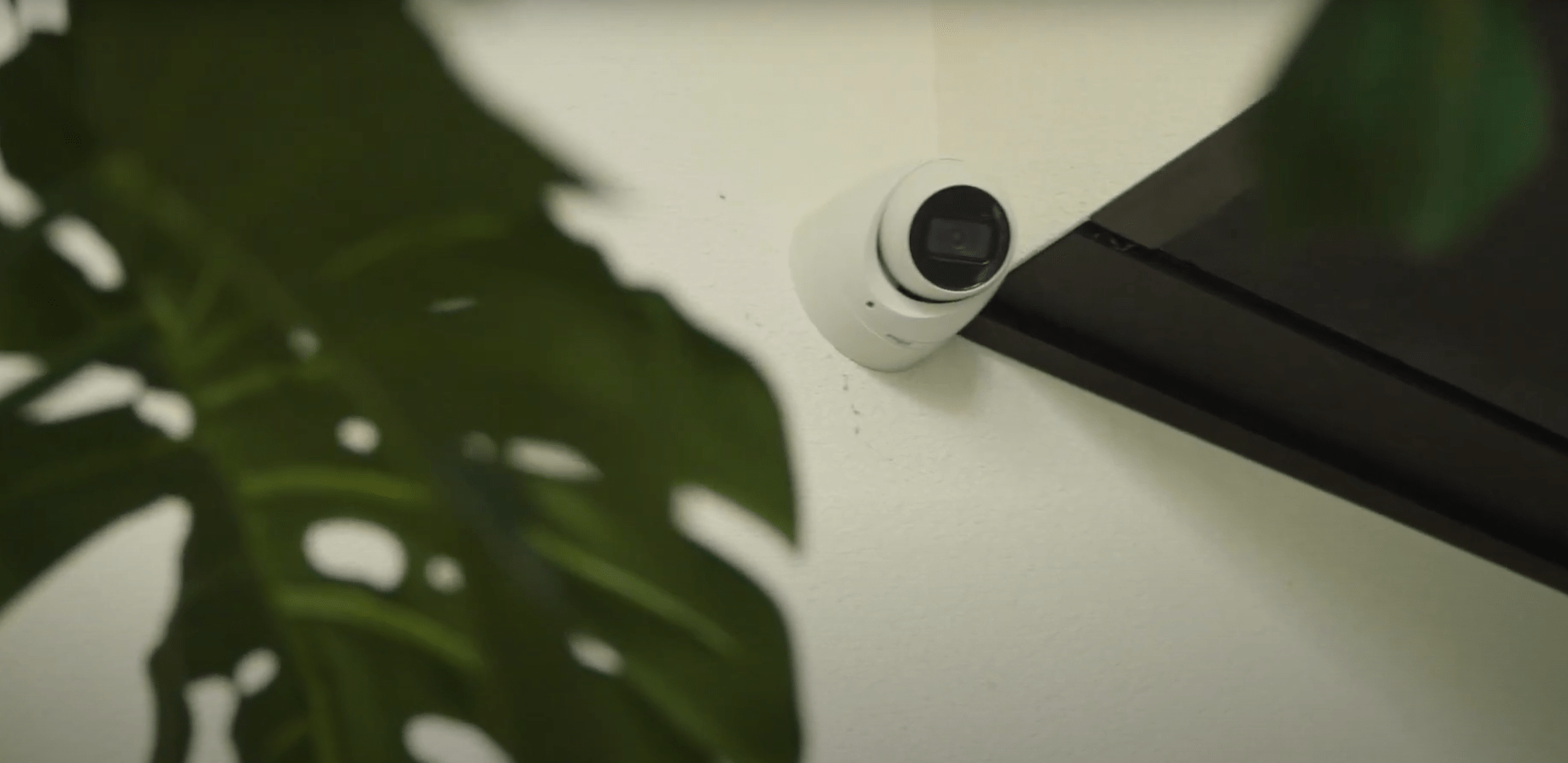 Afgewerkte dome-camera aan het plafond van een gemeenschappelijke ruimte