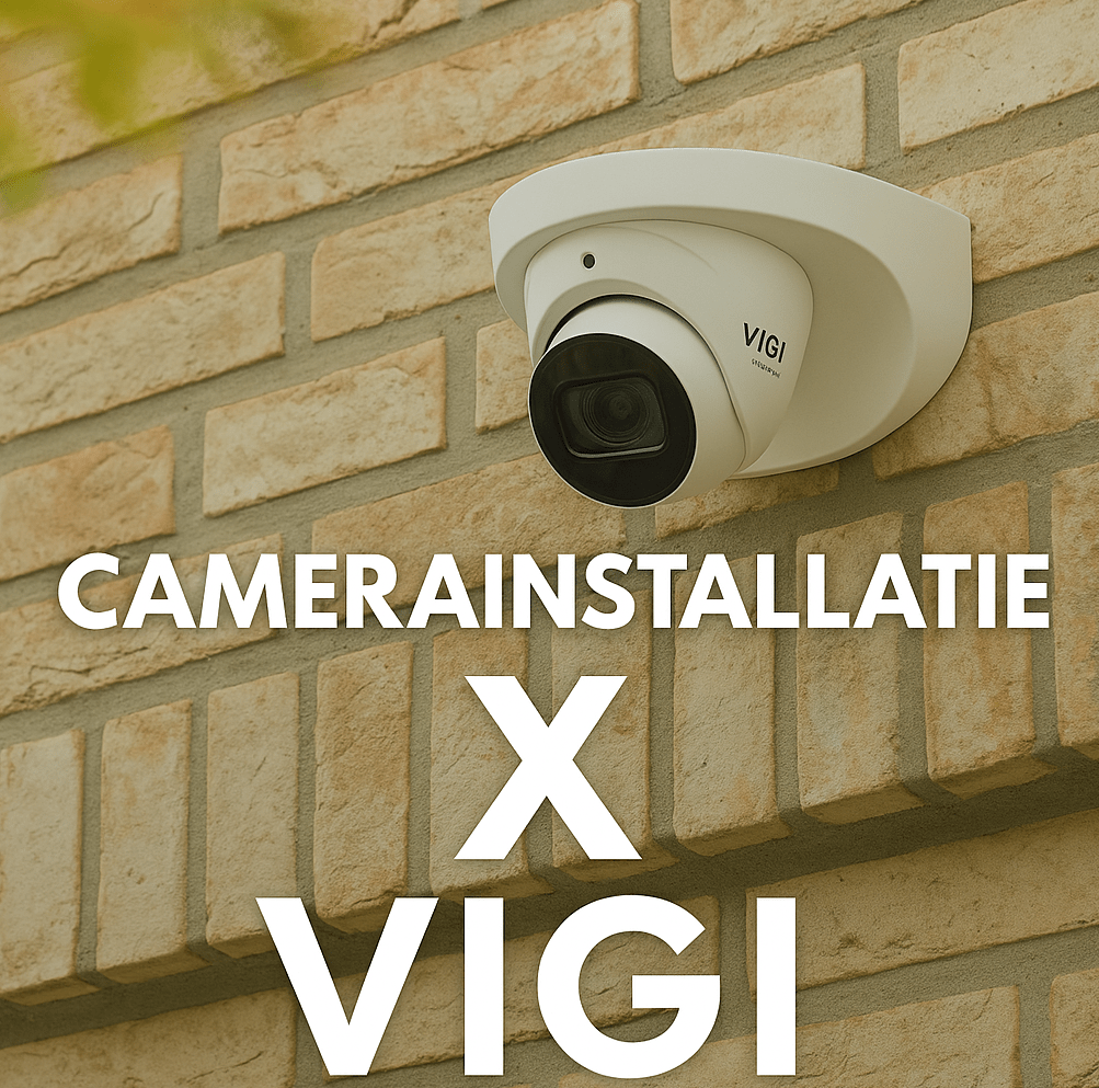 Gemonteerde witte VIGI turret-camera aan een lichte bakstenen gevel met het label CameraInstallatie X VIGI