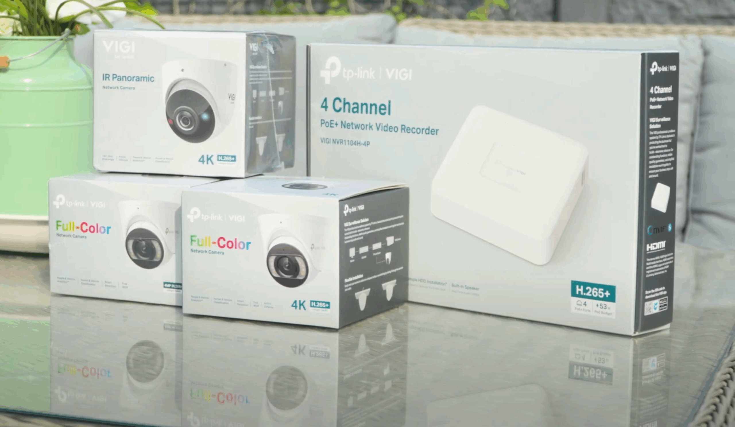 VIGI by TP-Link hardware: een IR panorama-camera, twee Full-Color netwerkcamera's en een 4-kanaals PoE+ NVR in de verpakking