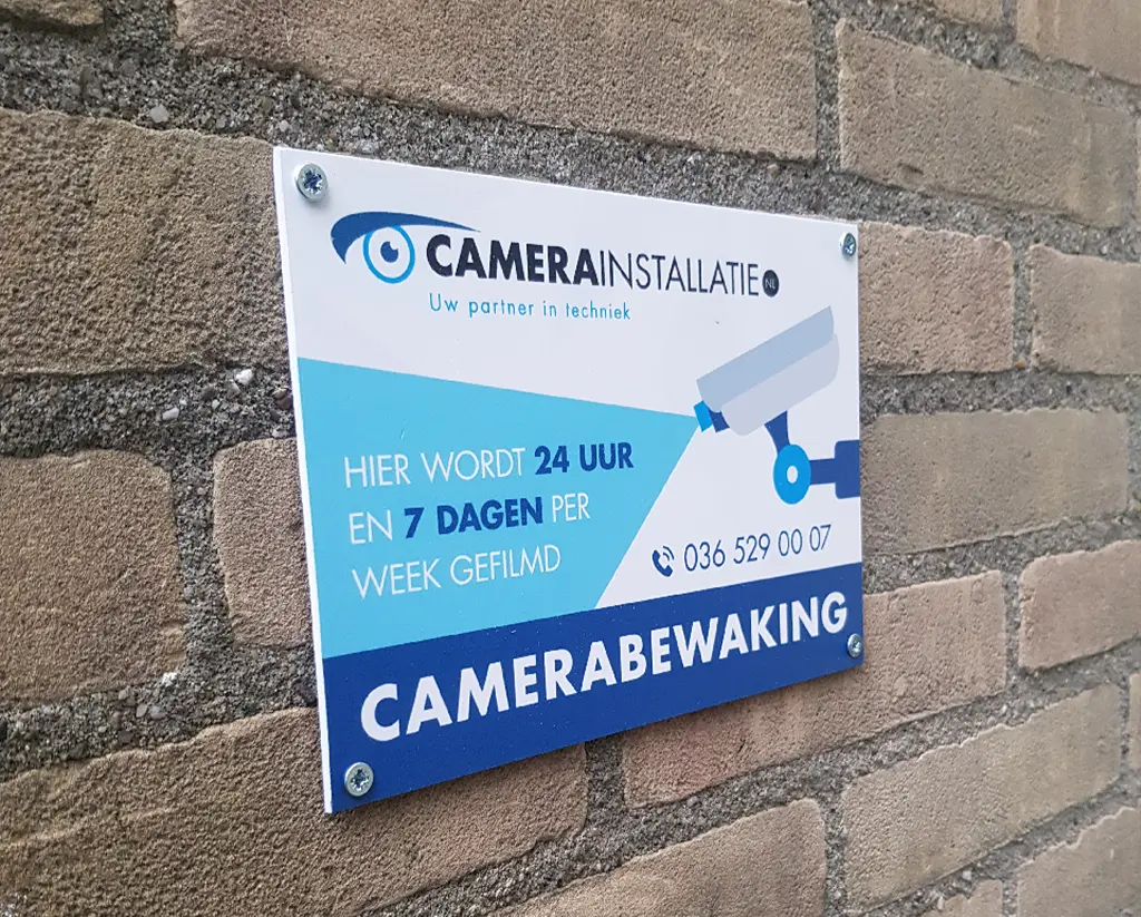 Blauw bordje van CameraInstallatie dat aangeeft dat er cameratoezicht is