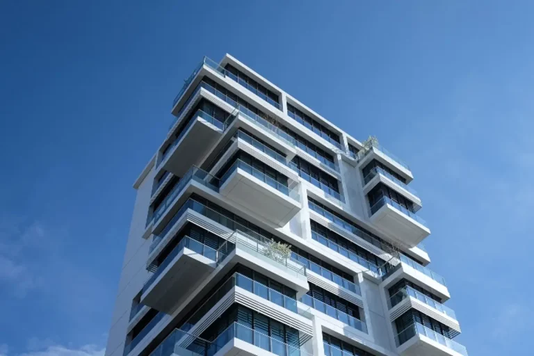 Modern appartementengebouw met balkons