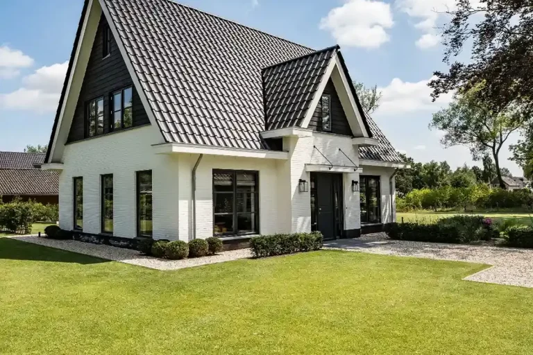 Vrijstaande witte woning met grasveld