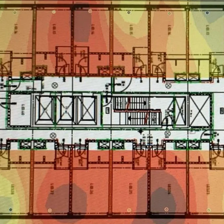WiFi-meting: een heatmap over de plattegrond van het pand met groene, oranje en rode dekkingszones per ruimte