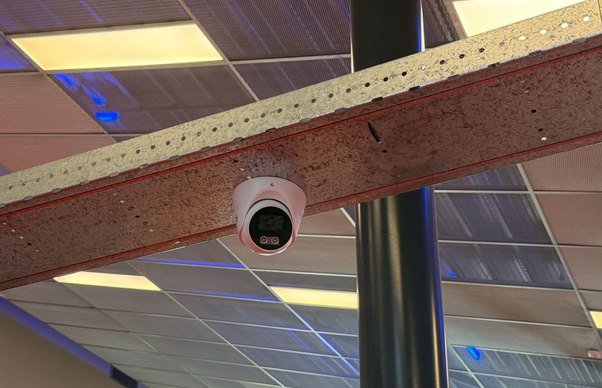 VIGI turretcamera gemonteerd onder een stalen balk in een ruimte met verlaagd plafond en sfeerverlichting