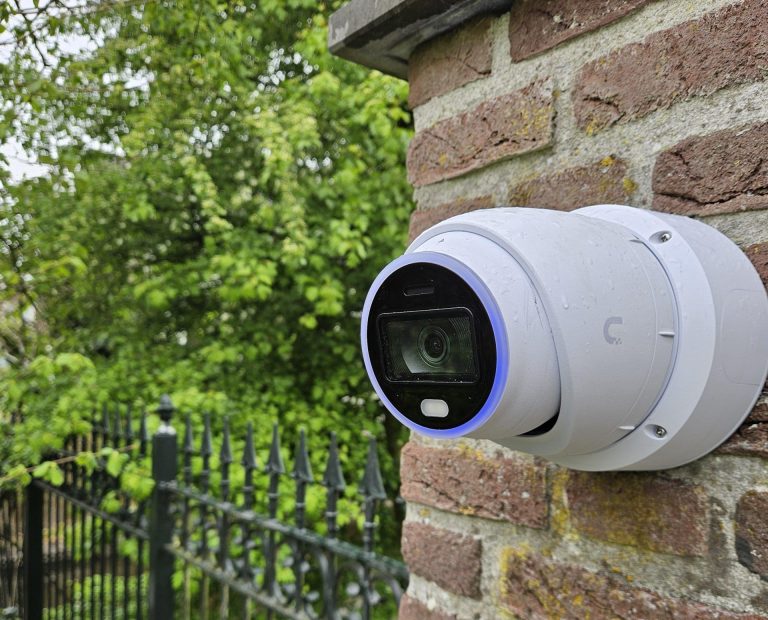 Kentekencamera bij de oprit van een woning