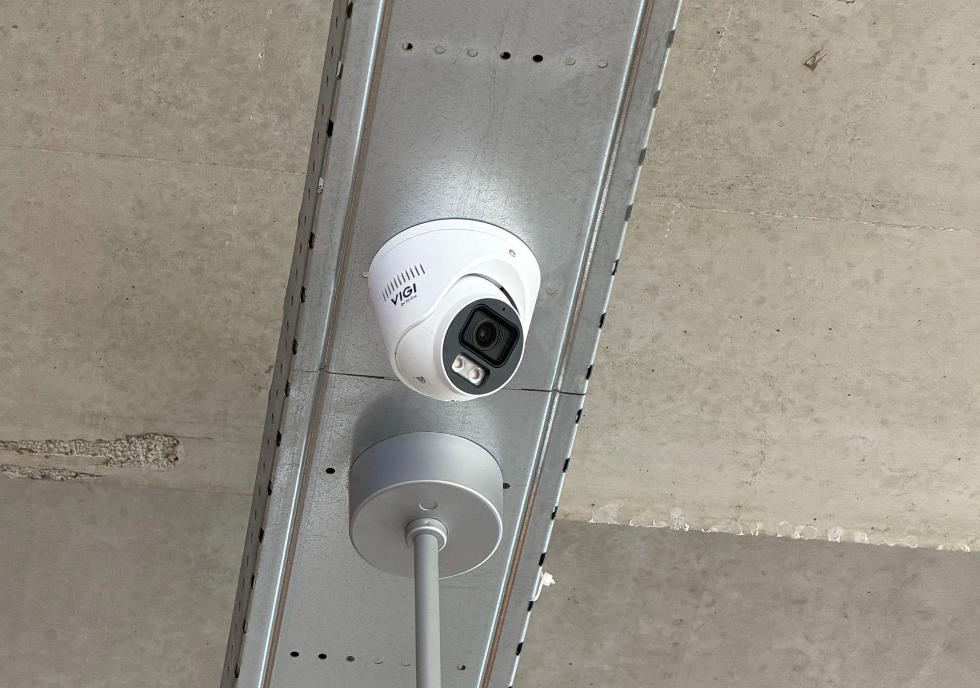VIGI camera in een strak weggewerkte kabelgoot, de bekabeling volledig uit het zicht