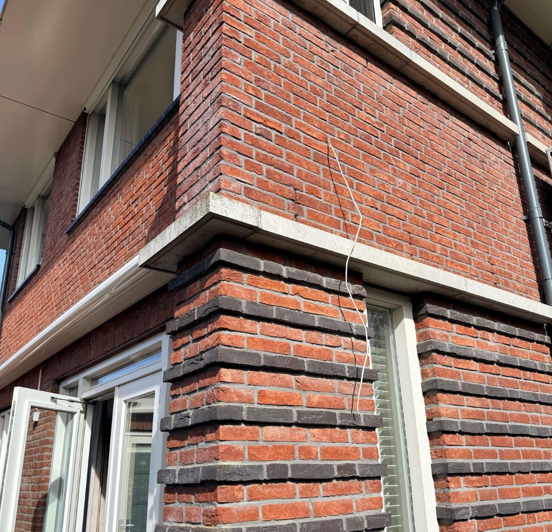 Netjes weggewerkte bekabeling langs de gevel voor een Ajax-camerasysteem